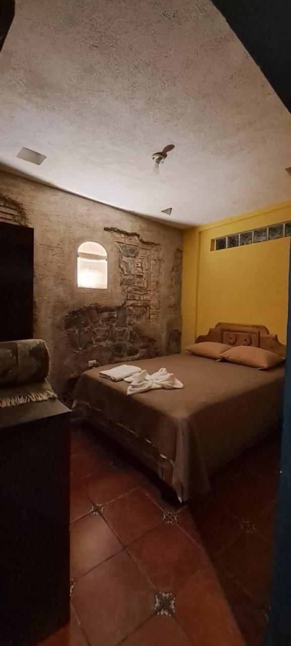Hotel Posada Gutierrez Антигуа-Гватемала Экстерьер фото