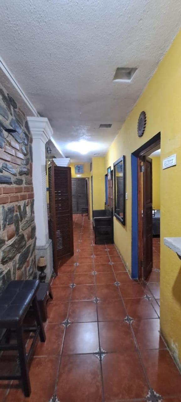 Hotel Posada Gutierrez Антигуа-Гватемала Экстерьер фото