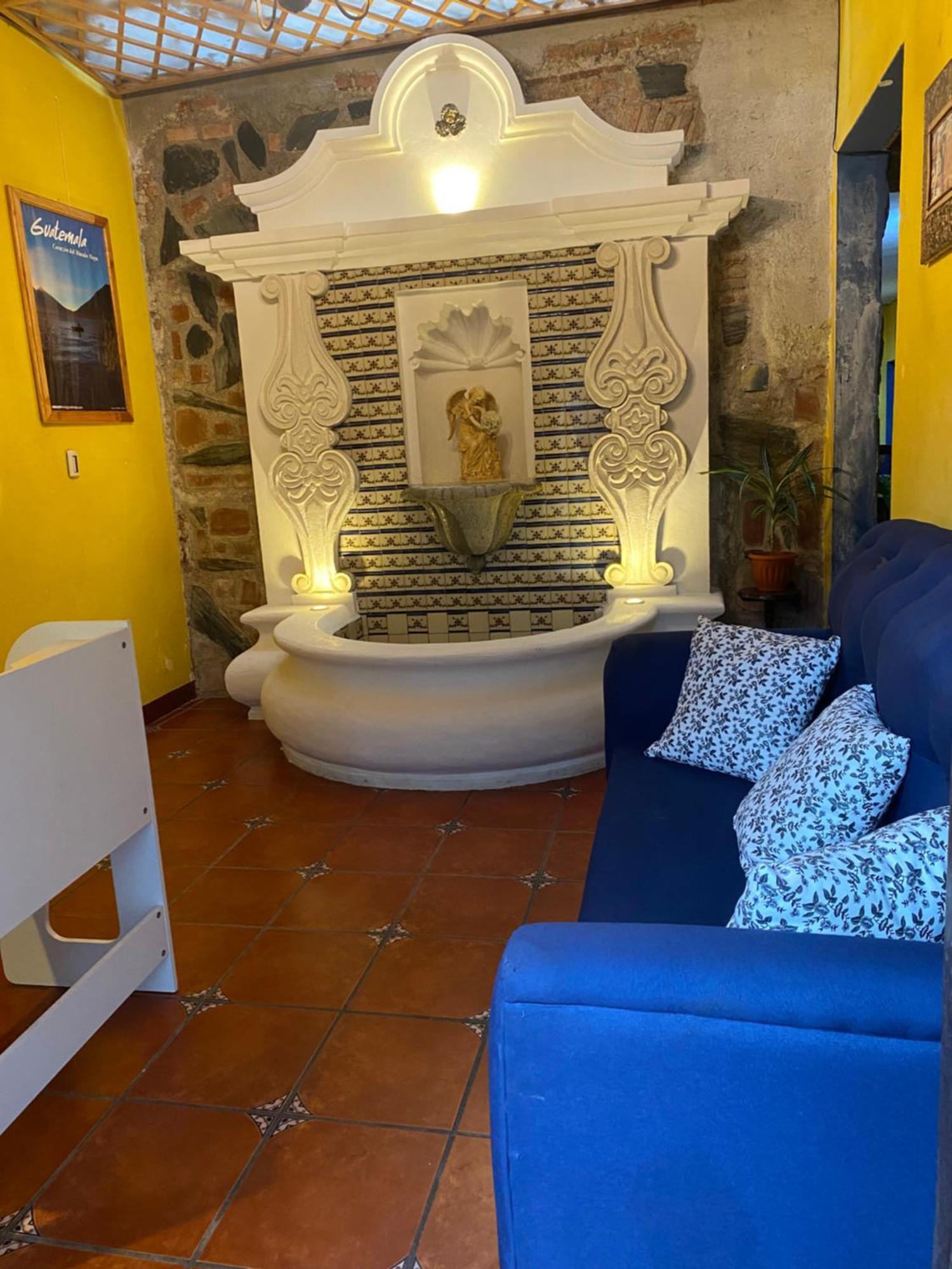 Hotel Posada Gutierrez Антигуа-Гватемала Экстерьер фото