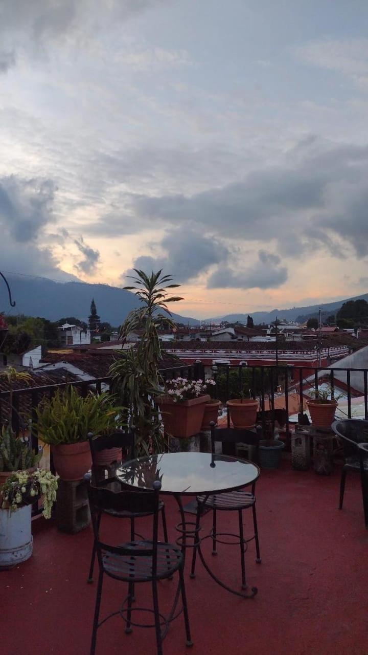 Hotel Posada Gutierrez Антигуа-Гватемала Экстерьер фото