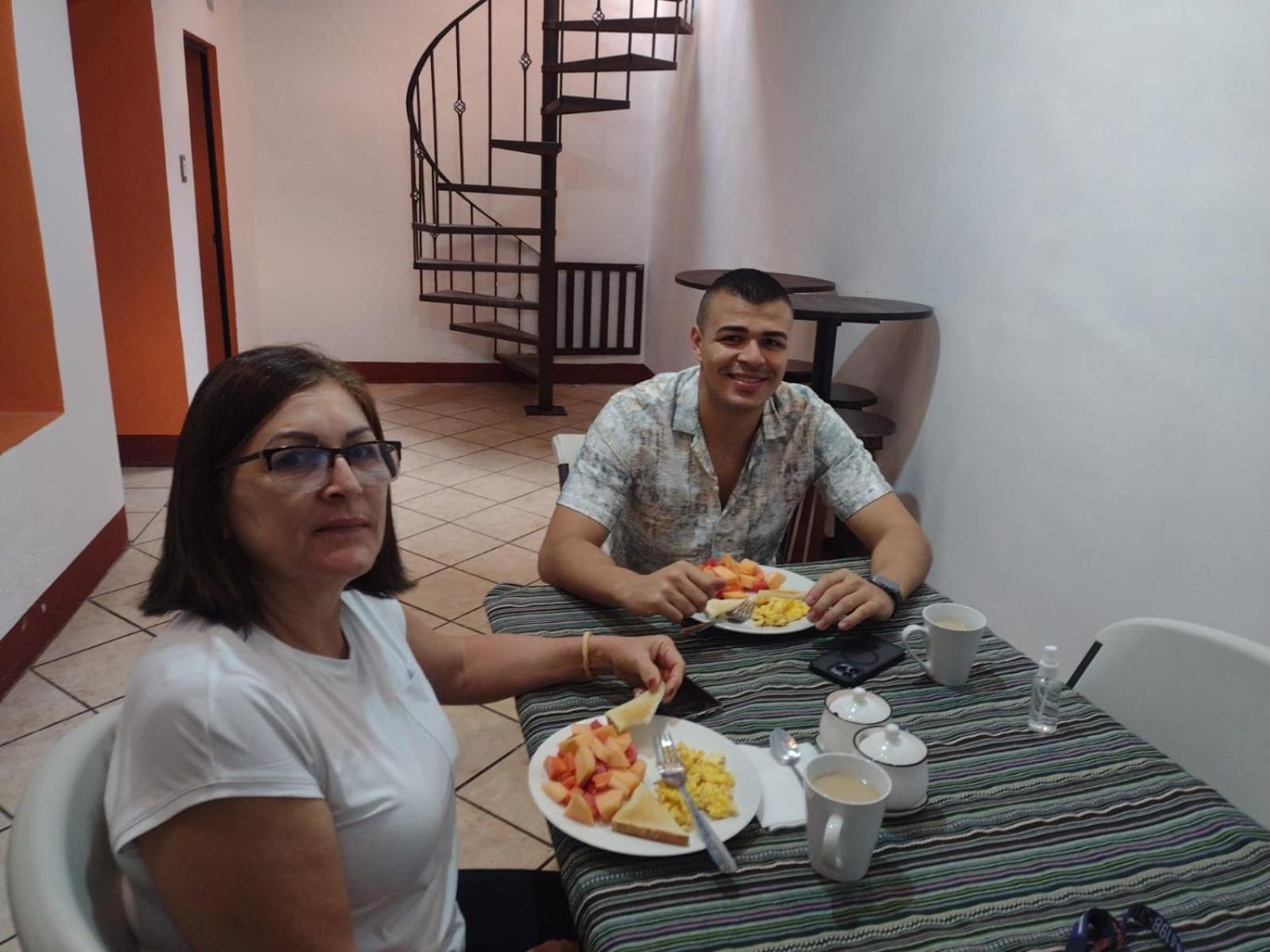 Hotel Posada Gutierrez Антигуа-Гватемала Экстерьер фото